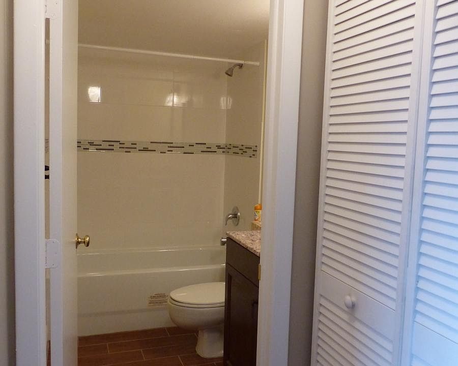 Main bathroom with full tub & shower