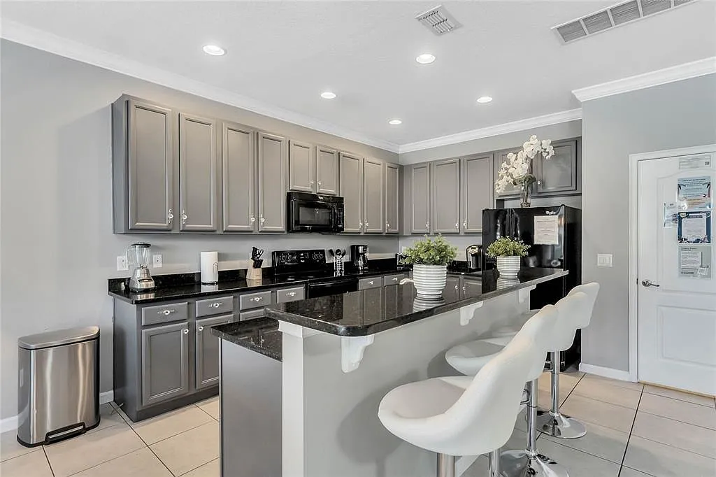 6 bed, 5.0 bath, 3149 sqft, $4,000 — Photo 2