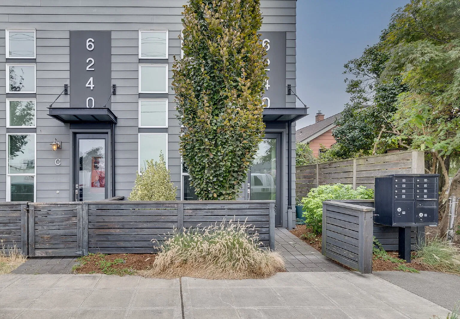 Gorgeous 2 bedroom end unit in Georgetown! — Photo 2