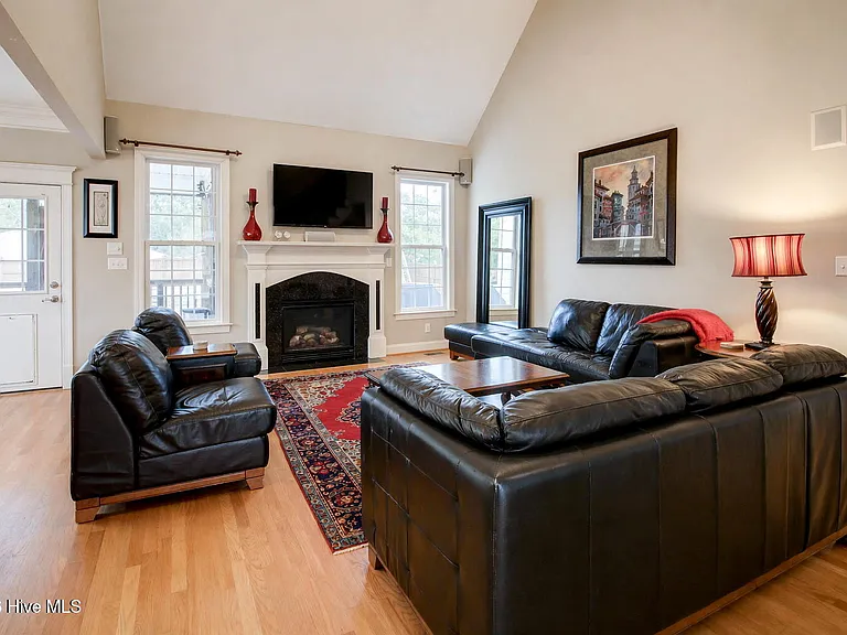 305 Holly Ln — Photo 15