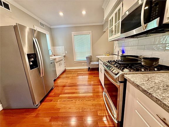 5th image of 409 Southmoreland Pl