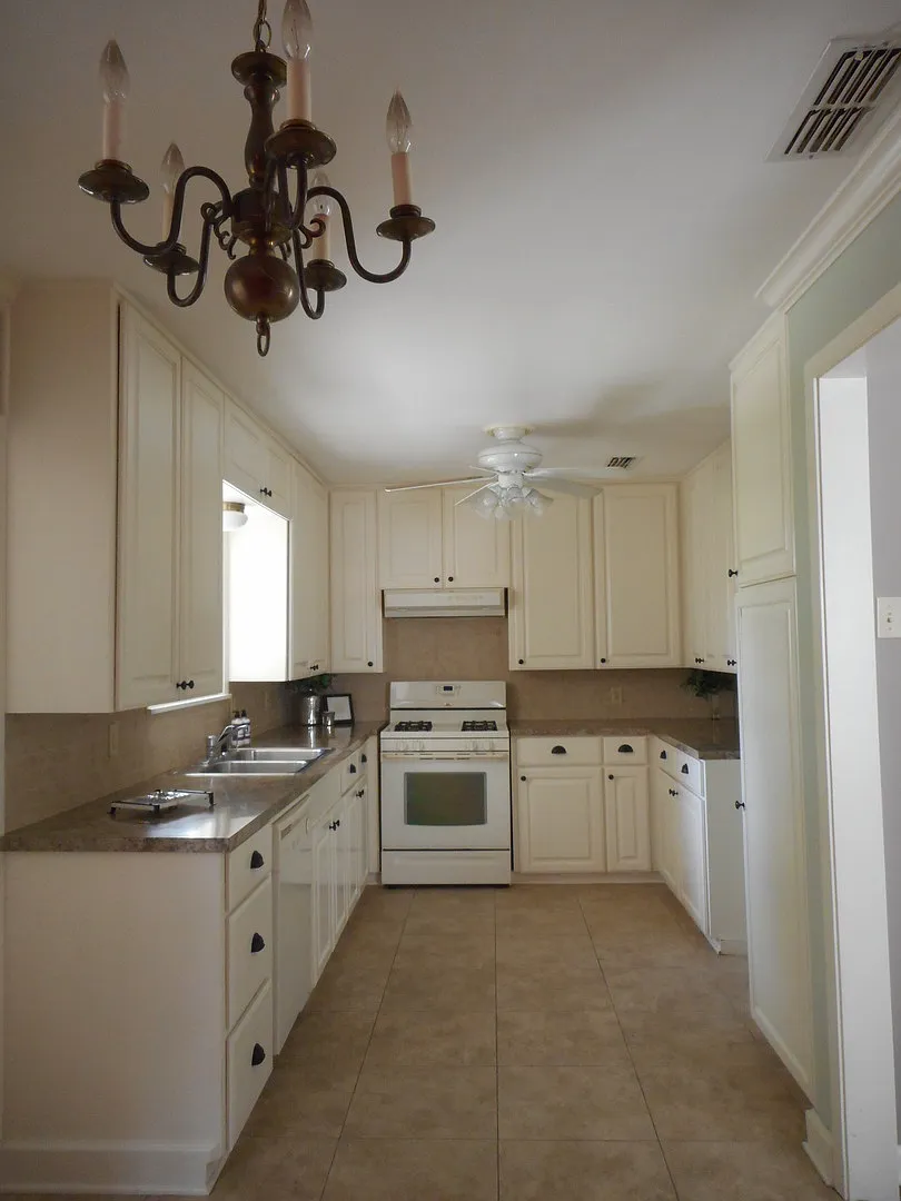 902 Wilshire - 3/Bed 2/Bath - $1895/month — Photo 2