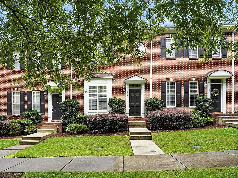 104 W Savannah Ridge Rd — Photo 2