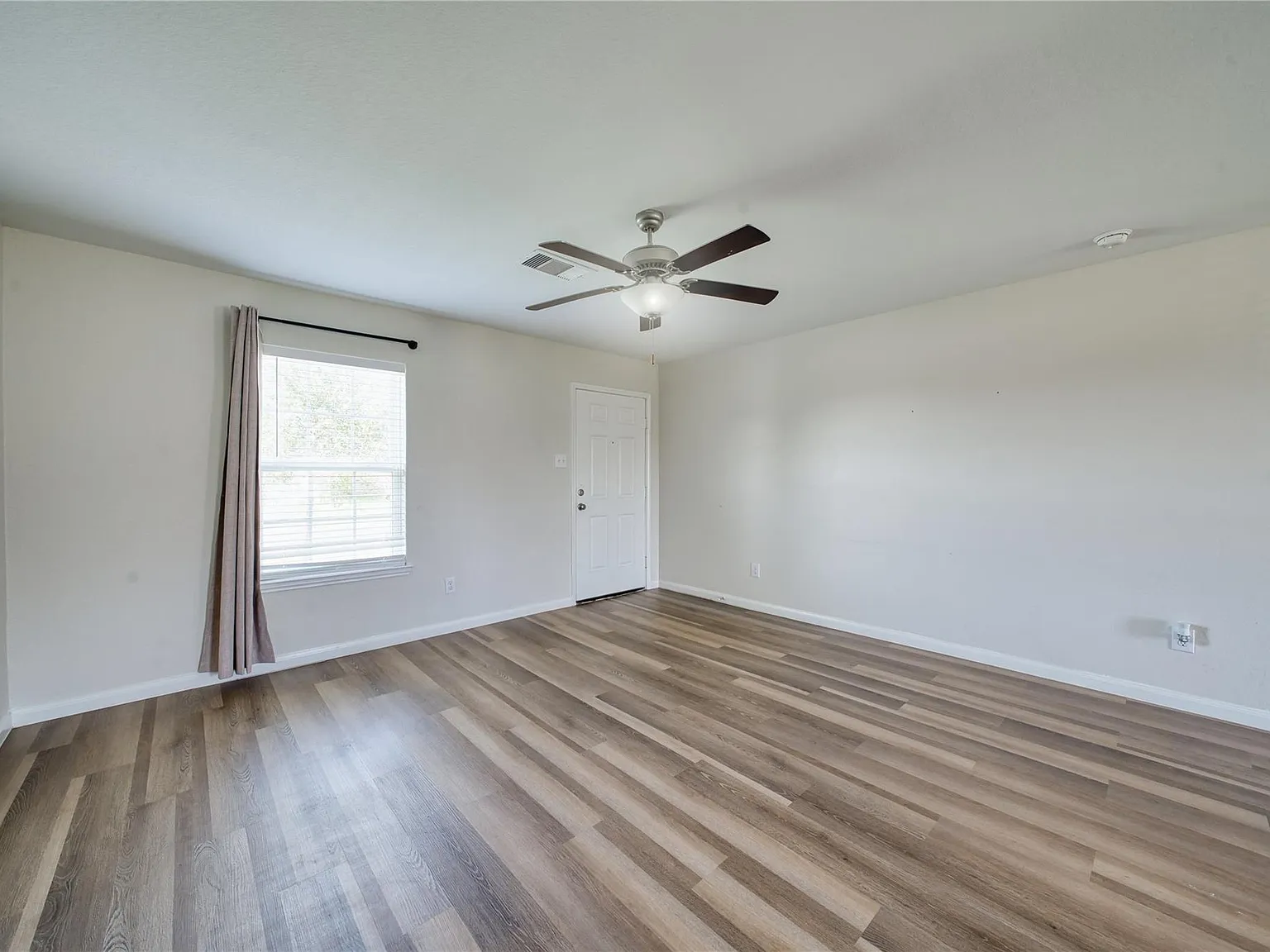 3 bed, 2.5 bath, 1404 sqft, $2,000 — Photo 4
