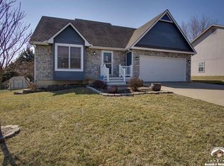 108 Twin Cedar St, Tonganoxie, KS 66086
