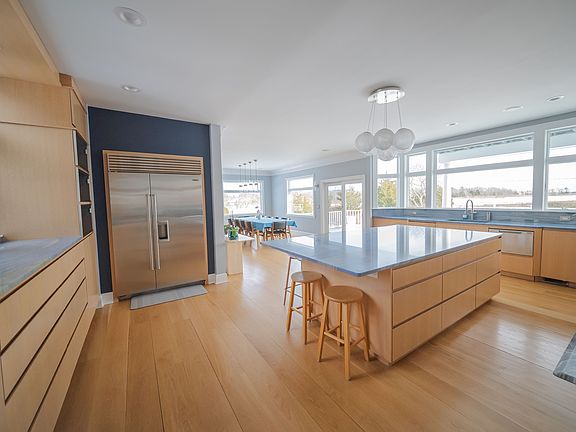 4th image of 14 S Country Rd