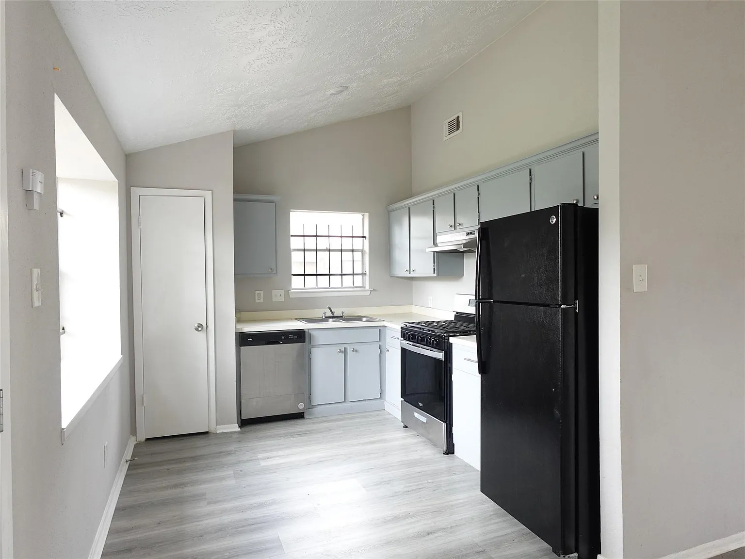 3 bed, 1.5 bath, 980 sqft, $1,500 — Photo 4