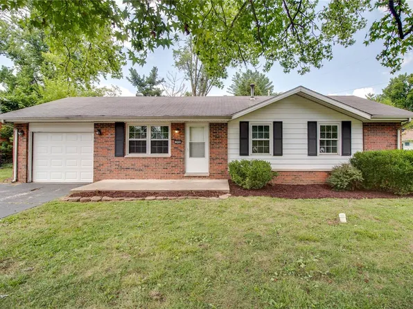 304 Lakeside Dr, Godfrey, IL 62035