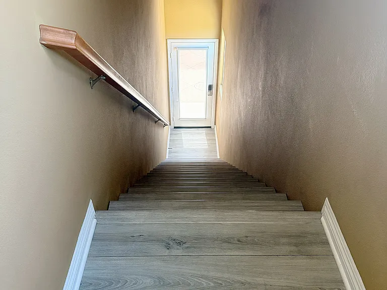 1648 Thompson Ave — Photo 4