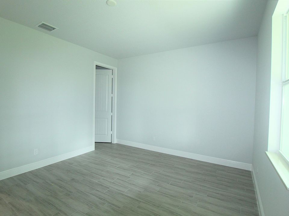 1st image of 1043 SE Lansdowne Avenue
