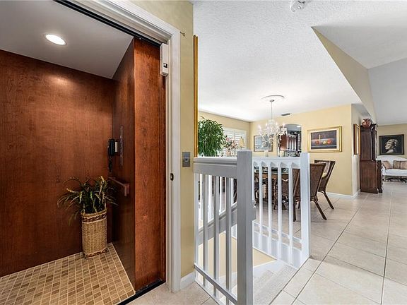 4th image of 1524 SE Prestwick Ln #11-C