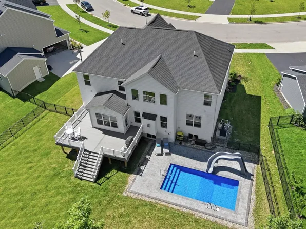 5560 Carlisle Dr, Grove City, OH 43123