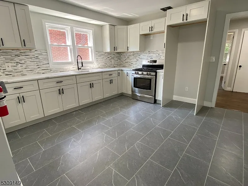 Building Photo - 905 Sanford Ave #2