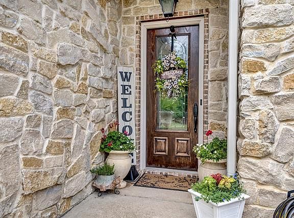 3rd image of 216 Heritage Ct
