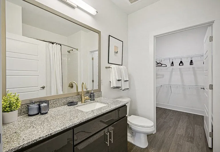 Link Apartments 4th Street — Photo 6