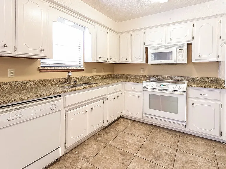 1112 NE 21st Ct — Photo 10