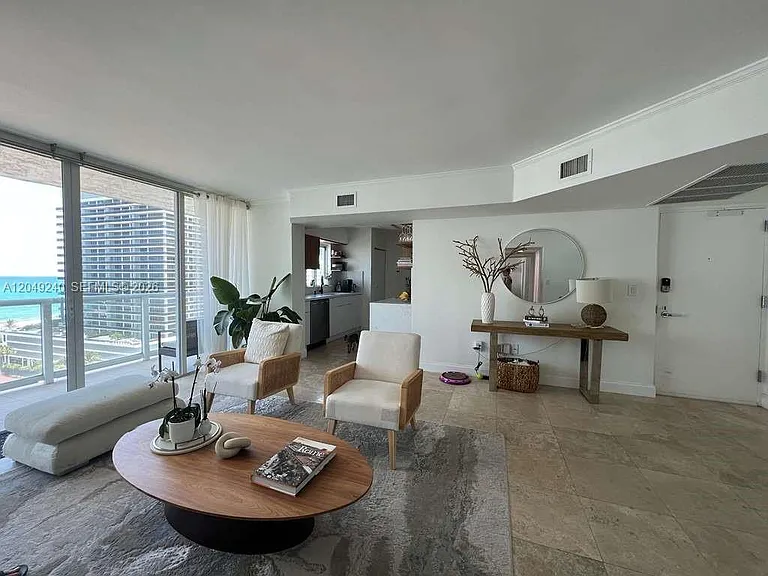 5900 Collins Ave #1406 — Photo 5