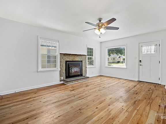 3rd image of 216 Polk St