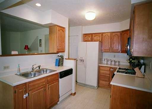 Kitchen w/ gas range