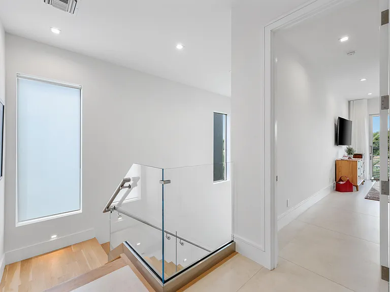 333 S Swinton Ave — Photo 55