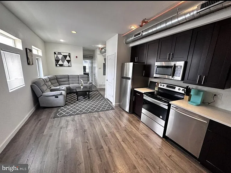 117 W Girard Ave #1 — Photo 4