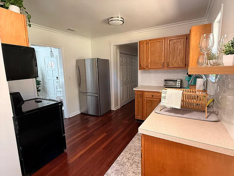 2045 Geneve St — Photo 5