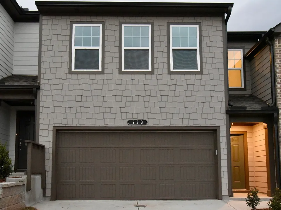 733 Carmes Dr
