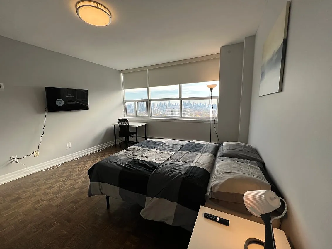 Master Room - Walmer Road & St. Clair Avenue West — Photo 2