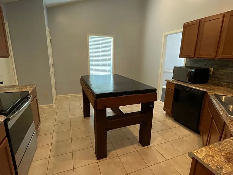 1016 Locust Ct — Photo 7