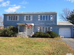 5 Loma St, Medford, NY 11763