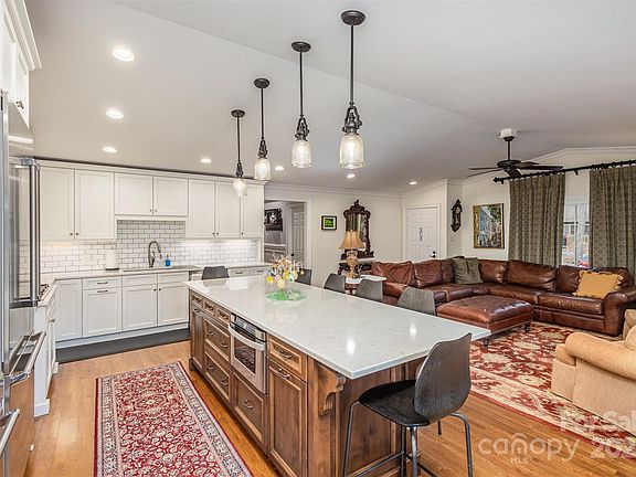 5th image of 810 Bridgewood Dr