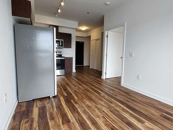5th image of 430 Essa Rd #416