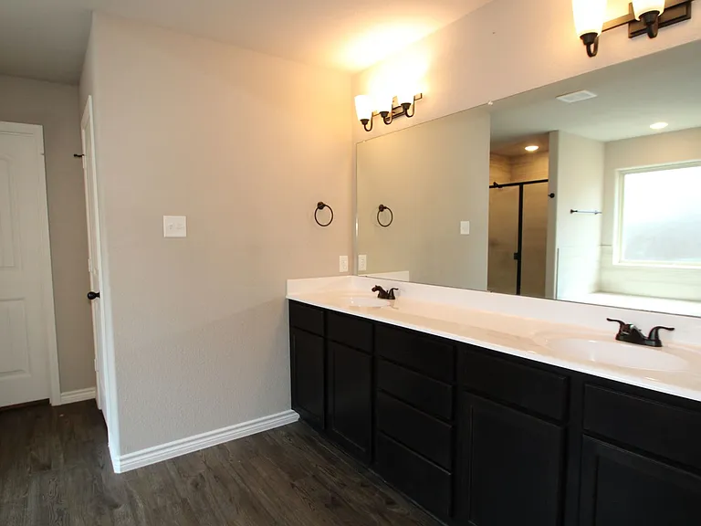 902 Clanton Cv — Photo 17