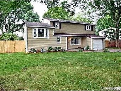 11 Comet Road, Selden, NY, 11784