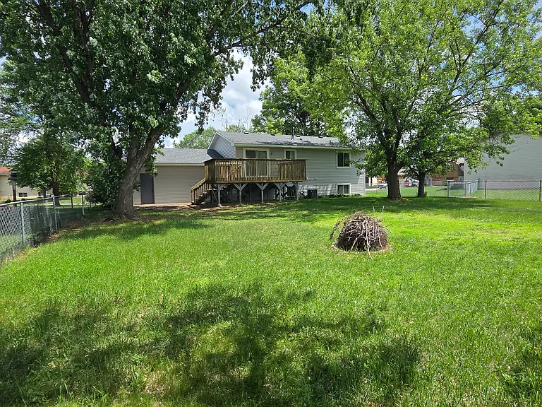 9755 Nathan Ln N — Photo 20