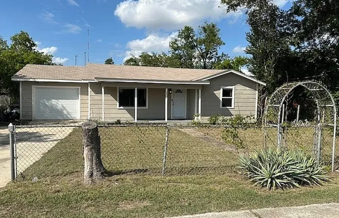 2 bed, 920 sqft, $1,200 — Photo 1