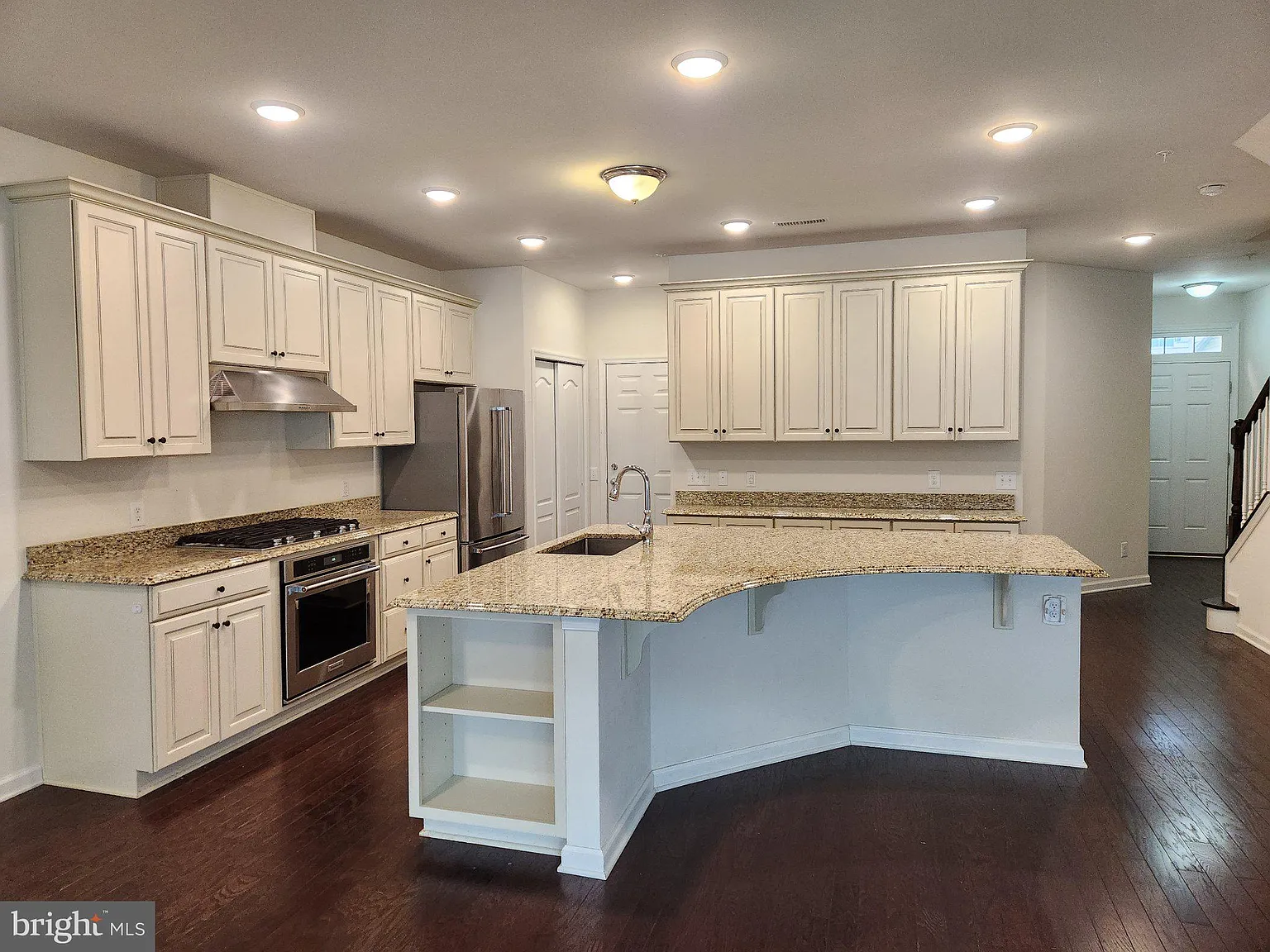 3 bed, 3.0 bath, 2900 sqft, $3,500 — Photo 2