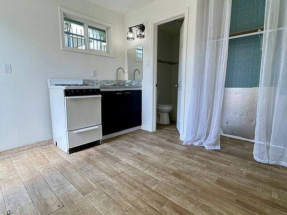 3rd image of 2532 N Arrowhead Ave #D