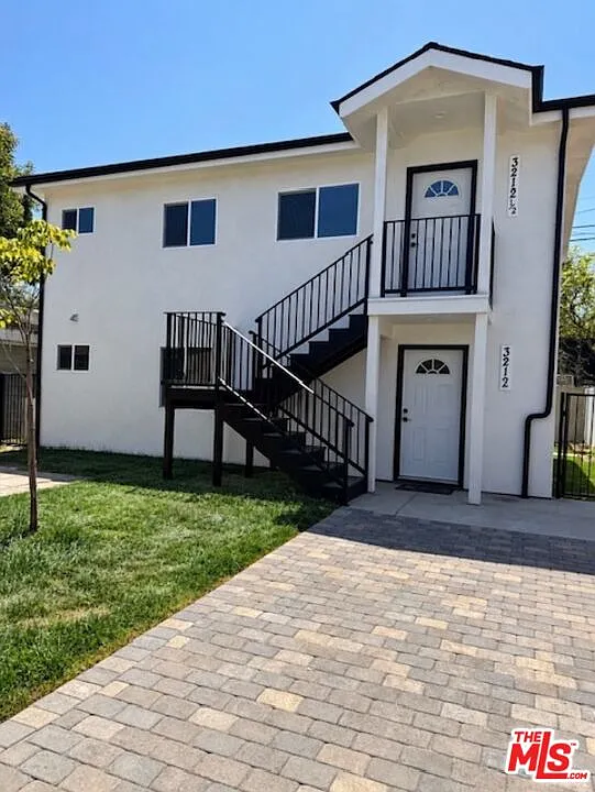 2 bed, 2.0 bath, 800 sqft, $3,800 — Photo 1