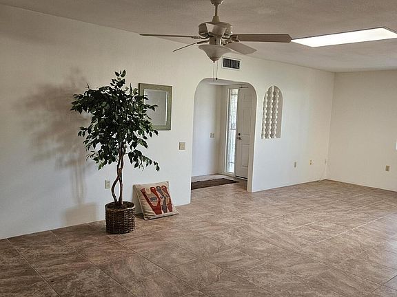 5th image of 32 E Santa Rebecca Dr