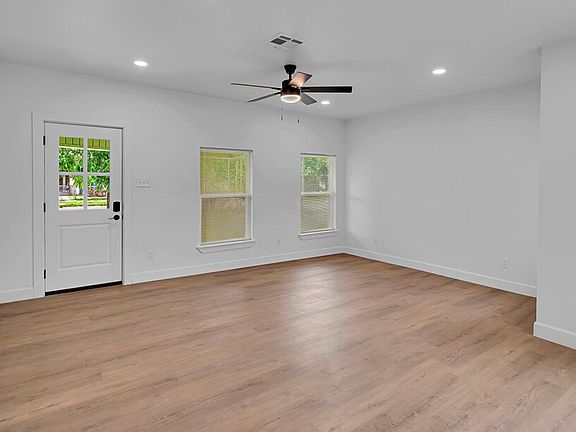 4th image of 2400 Reuter Ave