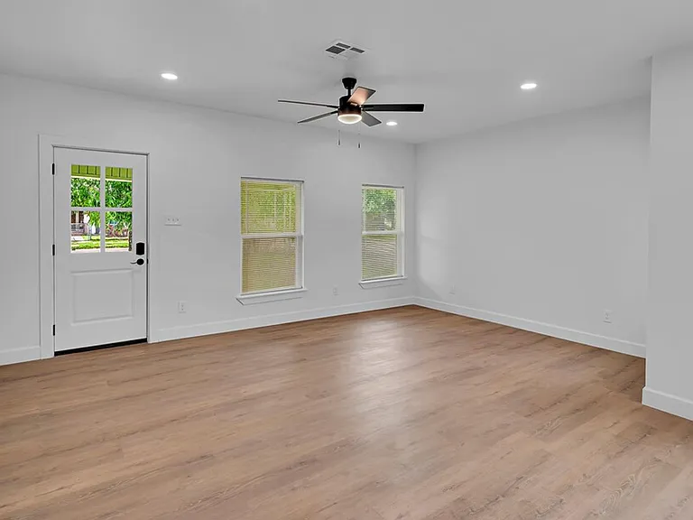 2400 Reuter Ave — Photo 4