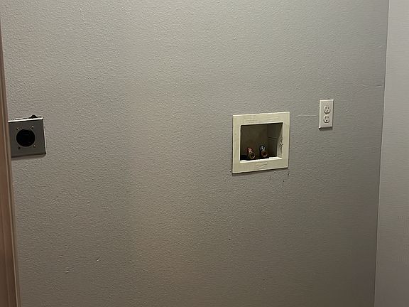 5th image of 3662 Clematis St