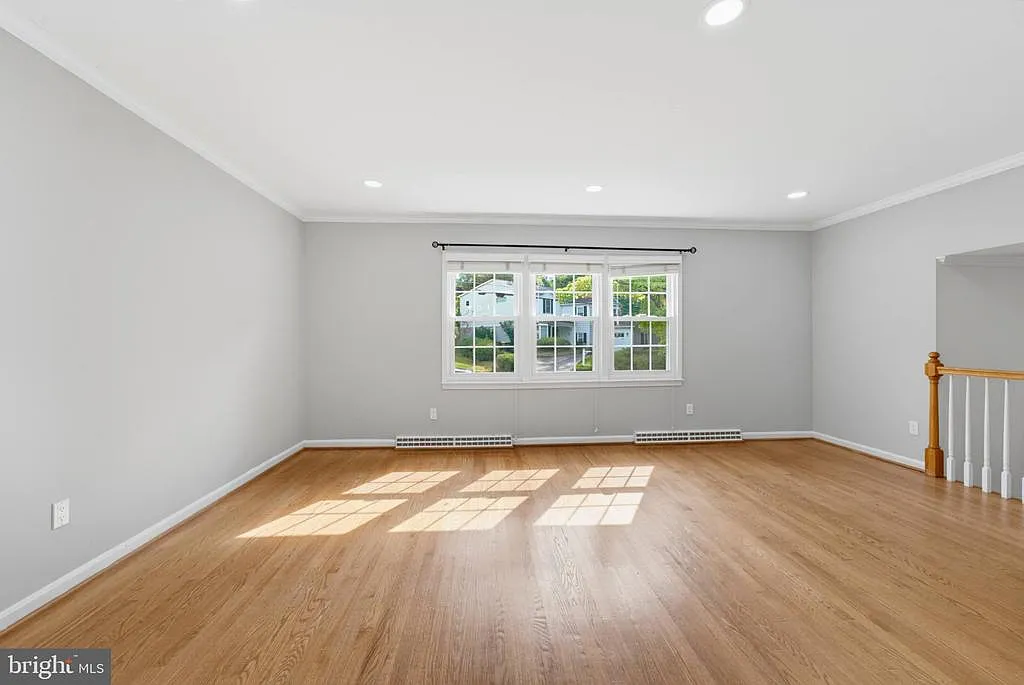 4 bed, 1.0 bath, 3208 sqft, $3,800 — Photo 3