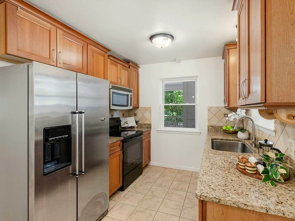 Full kitchen
