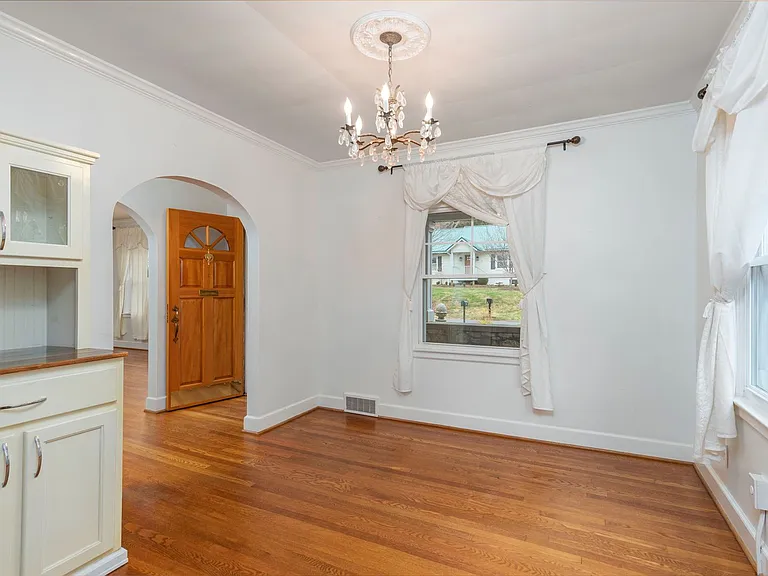 16 Lorraine Ave — Photo 7