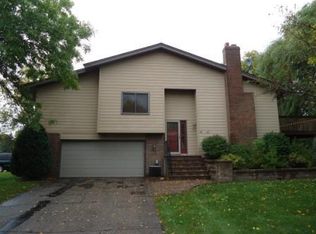 1010 Pontiac Ln, Chanhassen, MN 55317