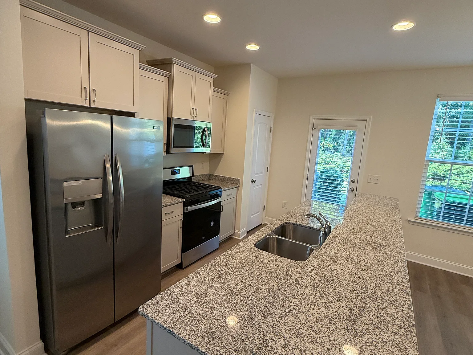 3 bed, 2.5 bath, 1681 sqft, $1,845 — Photo 3
