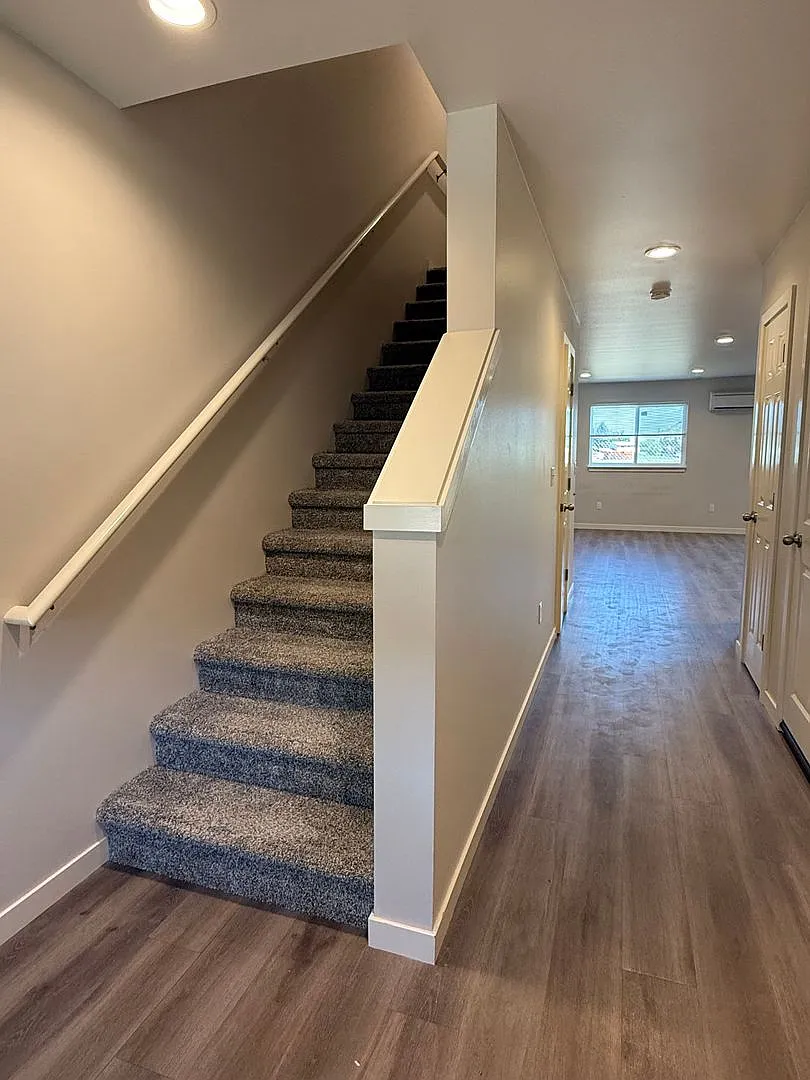 Charming 2 Bedroom Townhome - Half Off First Months Rent! — Photo 2