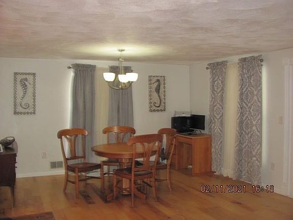 4th image of 25 Belden St